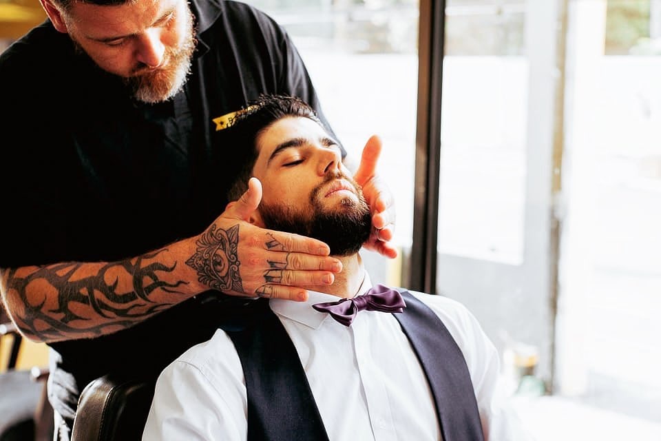 Interior da Bärtig Barbearia em Canoas — ambiente acolhedor com decoração germânica