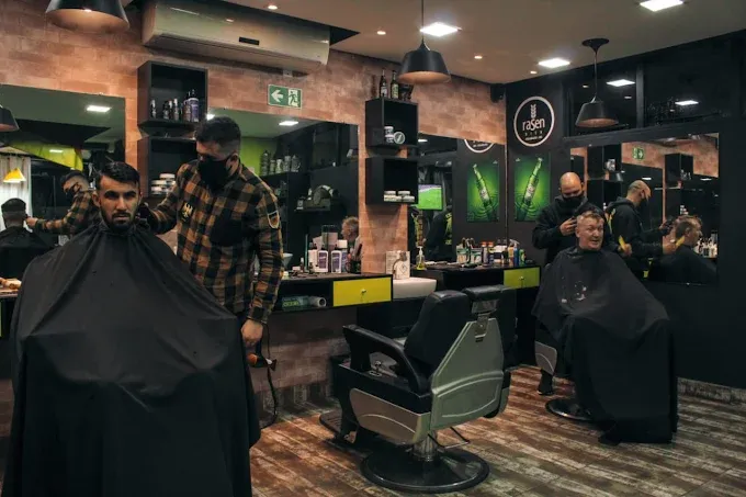 Interior da barbearia com atendimento em Canoas