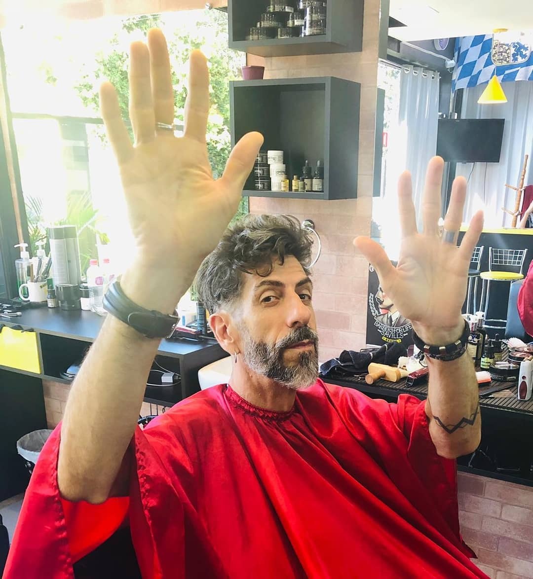 Cliente na cadeira do barbeiro em Canoas