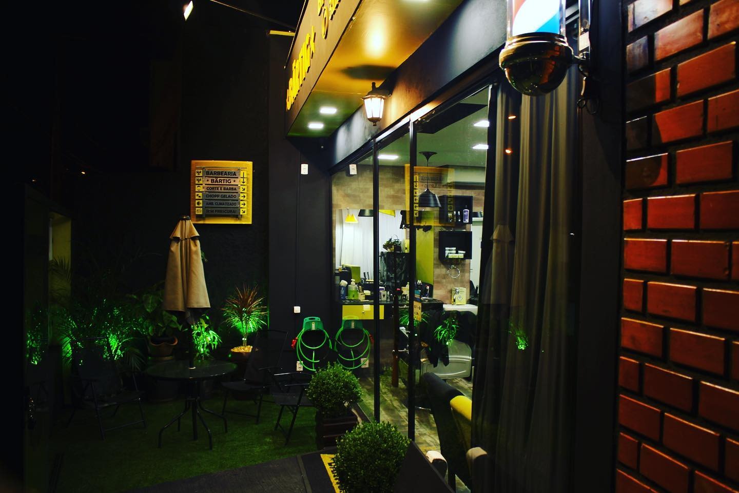 Fachada noturna da Bärtig Barbearia em Canoas
