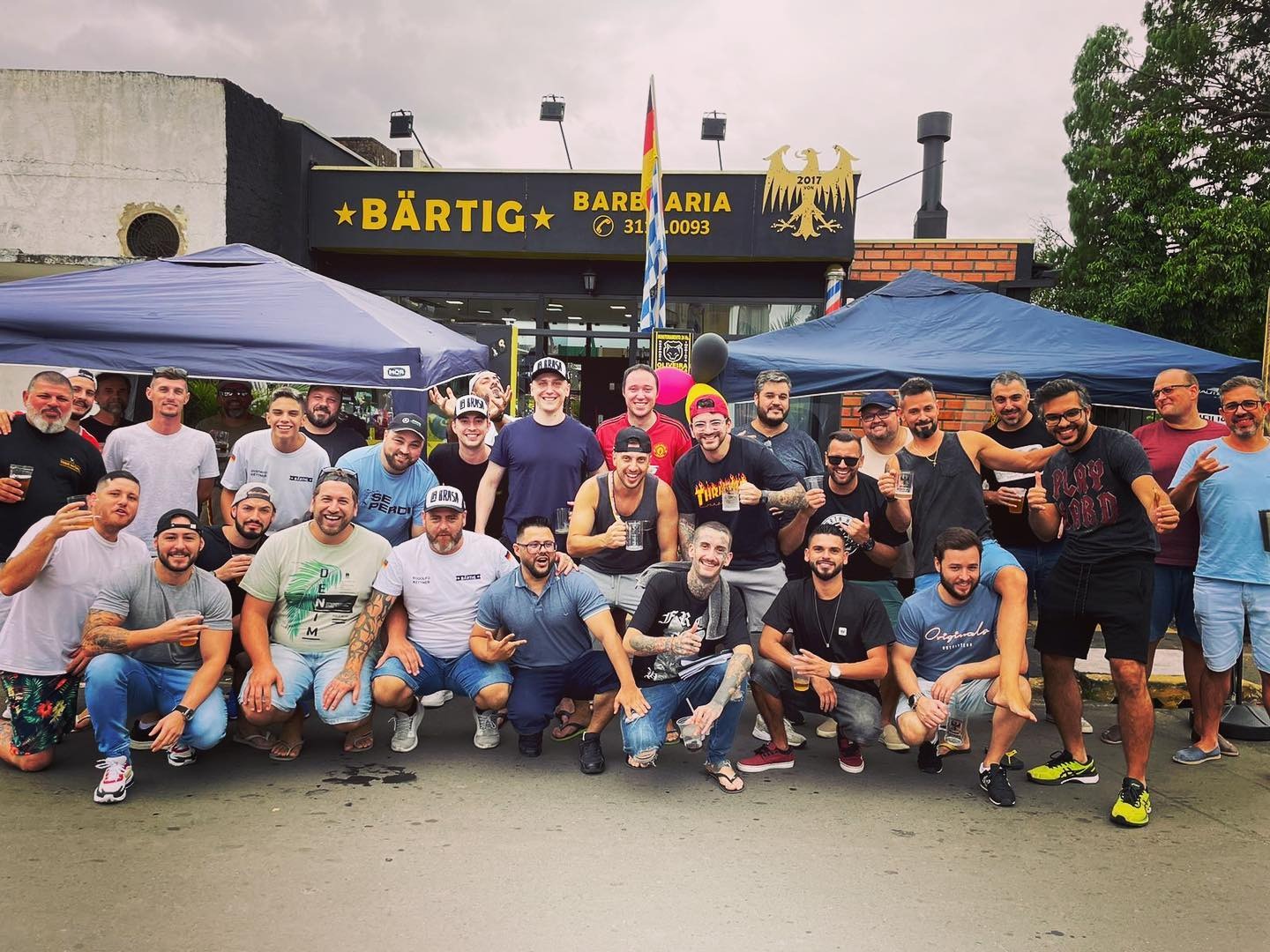 Evento com clientes na frente da barbearia